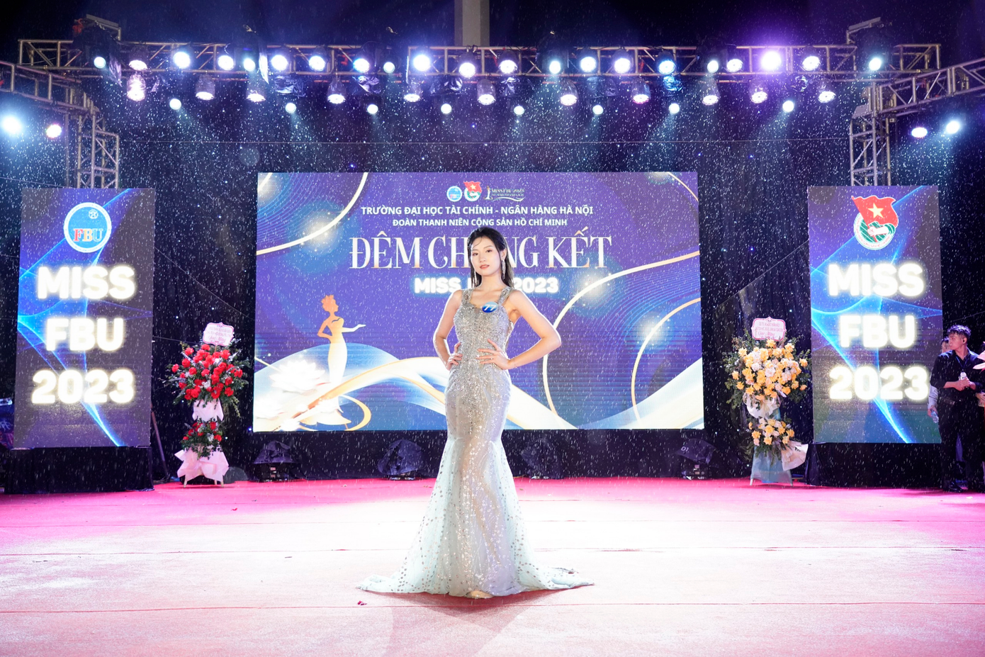 Phần thi catwalk cuối cùng trong đêm Chung kết - Hương Thảo uyển chuyển trong trang phục dạ hội kiêu sa, lộng lẫy, mang tới màn trình diễn ấn tượng.