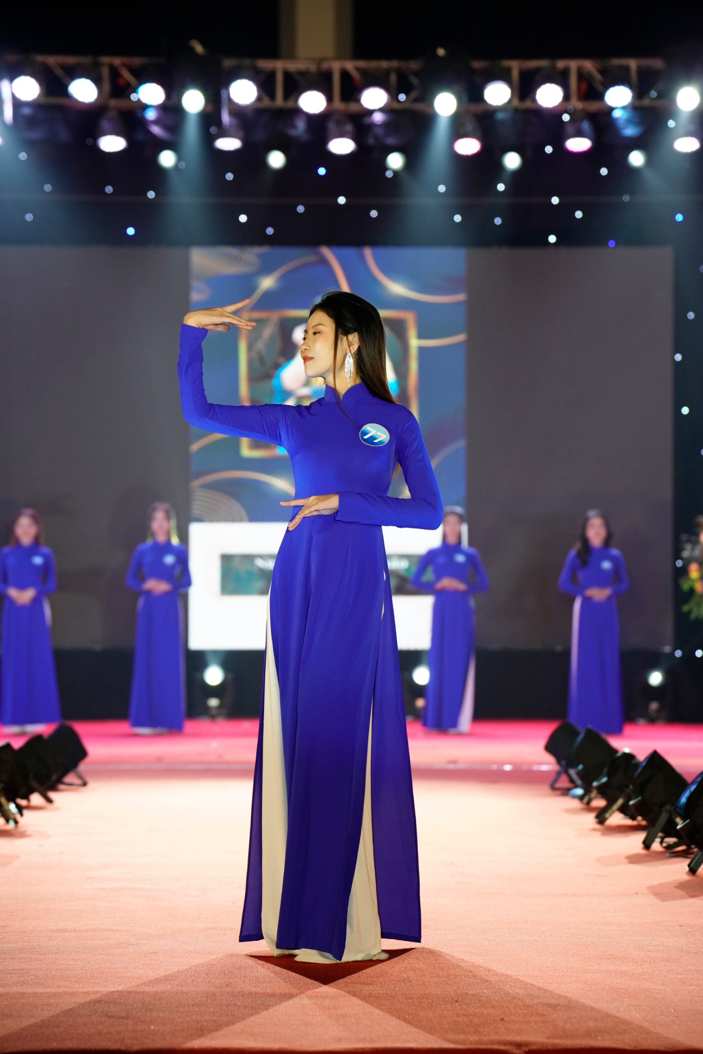 Hương Thảo duyên dáng trong phần thi trình diễn trang phục áo dài.