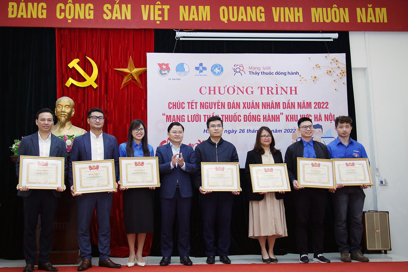 Bí thư thứ nhất T.Ư Đoàn Nguyễn Anh Tuấn trao Bằng khen cho các y, bác sĩ và tình nguyện viên Mạng lưới Thầy thuốc đồng hành khu vực Hà Nội.