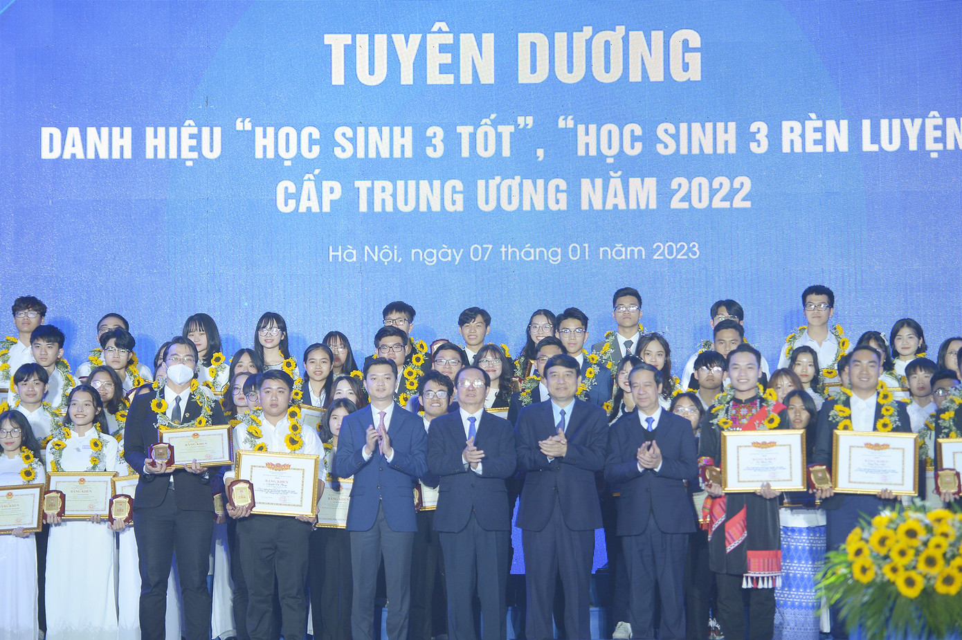 Tại Lễ kỷ niệm, T.Ư Hội Sinh viên Việt Nam đã tuyên dương 82 học sinh trong tổng số 684 'Học sinh 3 tốt', 20 'Học sinh 3 rèn luyện'.