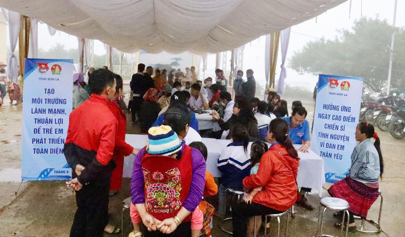 Hưởng ứng Ngày cao điểm Chiến sĩ tình nguyện vì đàn em thân yêu. Hưởng ứng Ngày cao điểm Chiến sĩ tình nguyện vì đàn em thân yêu.