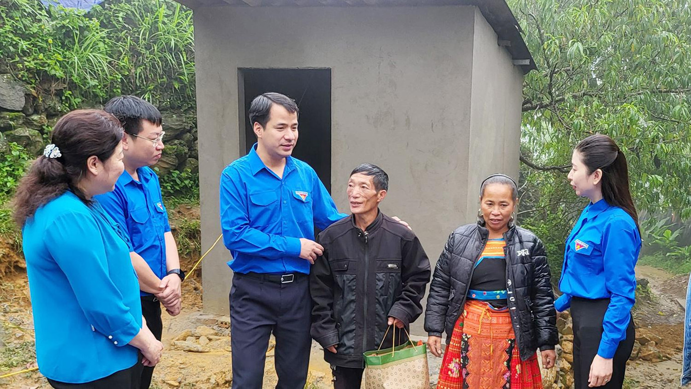Anh Ngô Văn Cương - Bí thư T.Ư Đoàn tham gia các hoạt động tình nguyện tại tỉnh Sơn La. Anh Ngô Văn Cương - Bí thư T.Ư Đoàn tham gia các hoạt động tình nguyện tại tỉnh Sơn La.