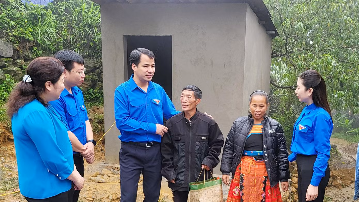 Anh Ngô Văn Cương - Bí thư T.Ư Đoàn tham gia các hoạt động tình nguyện tại tỉnh Sơn La.