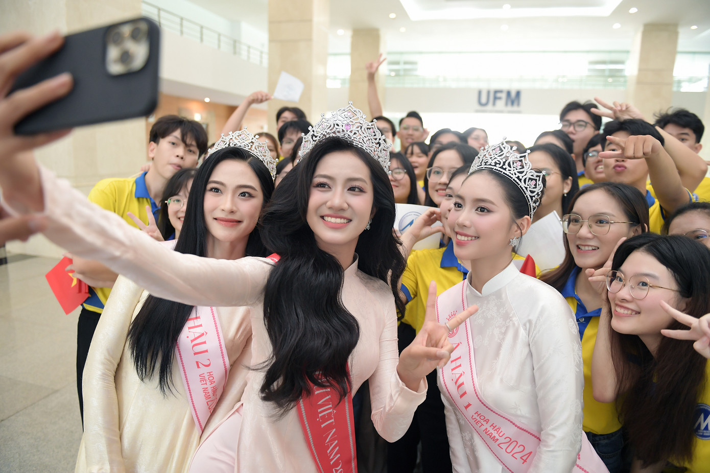 Hàng nghìn sinh viên vây kín Hoa hậu Hà Trúc Linh trong ngày trở về trường. Hàng nghìn sinh viên vây kín Hoa hậu Hà Trúc Linh trong ngày trở về trường.