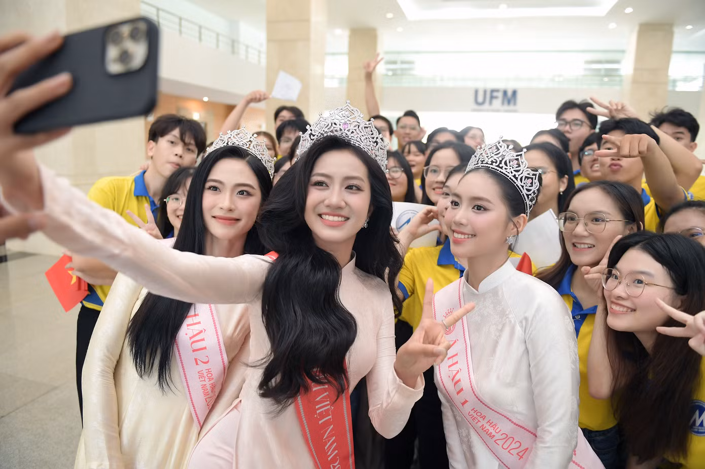 Hàng nghìn sinh viên vây kín Hoa hậu Hà Trúc Linh trong ngày trở về trường.