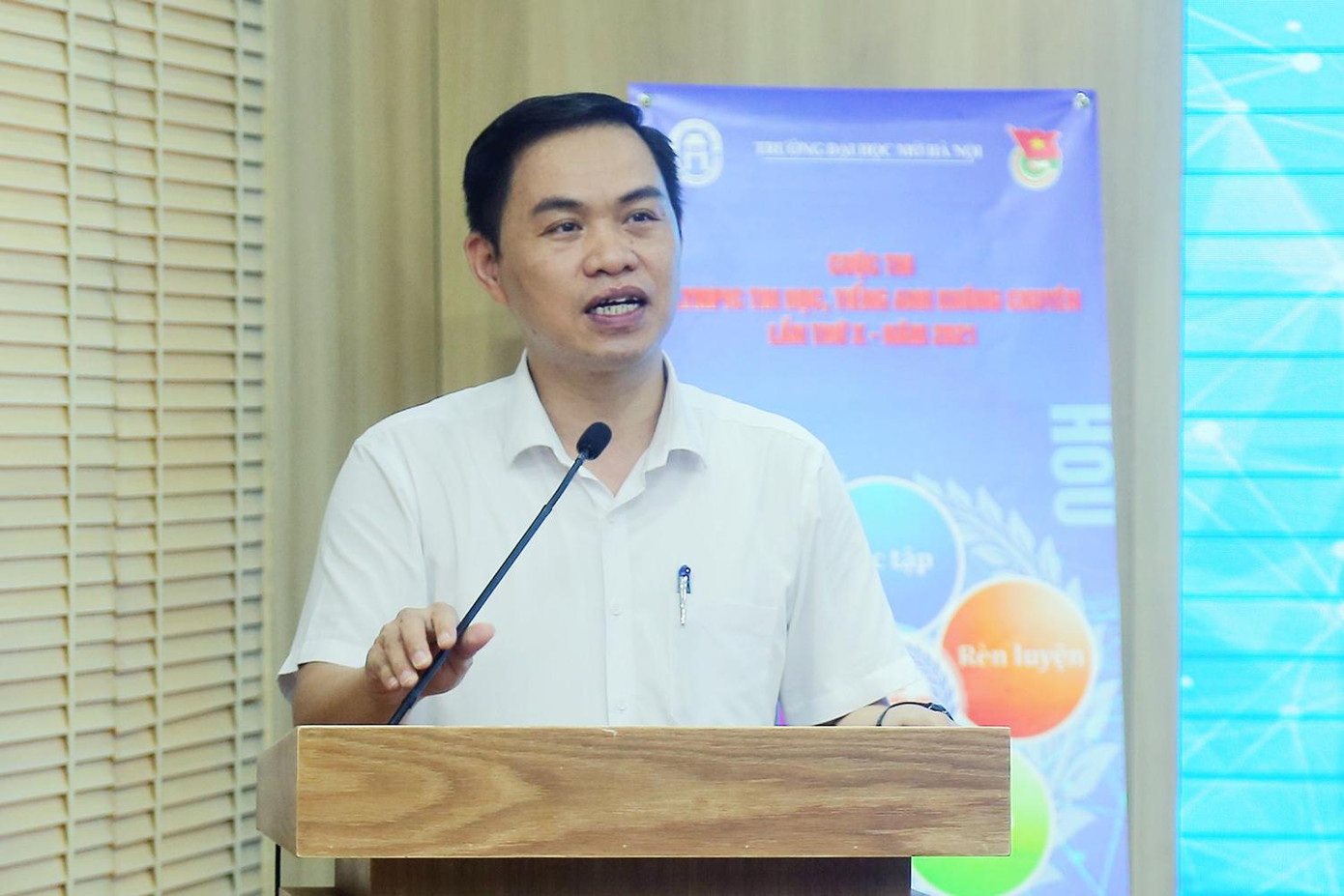 TS Dương Thăng Long, Phó Hiệu trưởng trường ĐH Mở Hà Nội phát biểu tại vòng Chung kết cuộc thi.