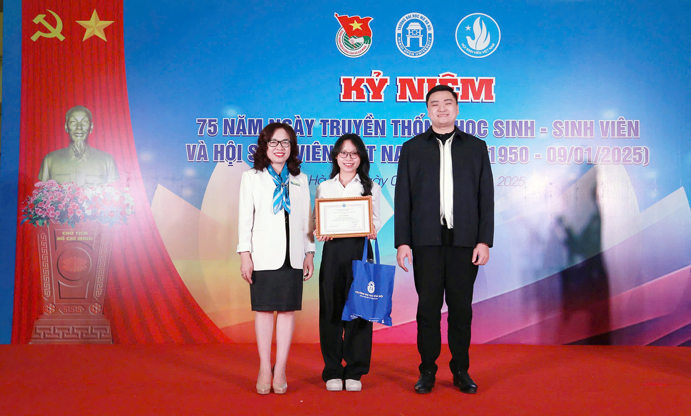 Lãnh đạo Hội Sinh viên TP. Hà Nội và Ban Giám hiệu trường chúc mừng Hội Sinh viên trường ĐH Mở Hà Nội nhân Kỷ niệm 75 năm Ngày truyền thống Học sinh, sinh viên và Hội Sinh viên Việt Nam. Lãnh đạo Hội Sinh viên TP. Hà Nội và Ban Giám hiệu trường chúc mừng Hội Sinh viên trường ĐH Mở Hà Nội nhân Kỷ niệm 75 năm Ngày truyền thống Học sinh, sinh viên và Hội Sinh viên Việt Nam.