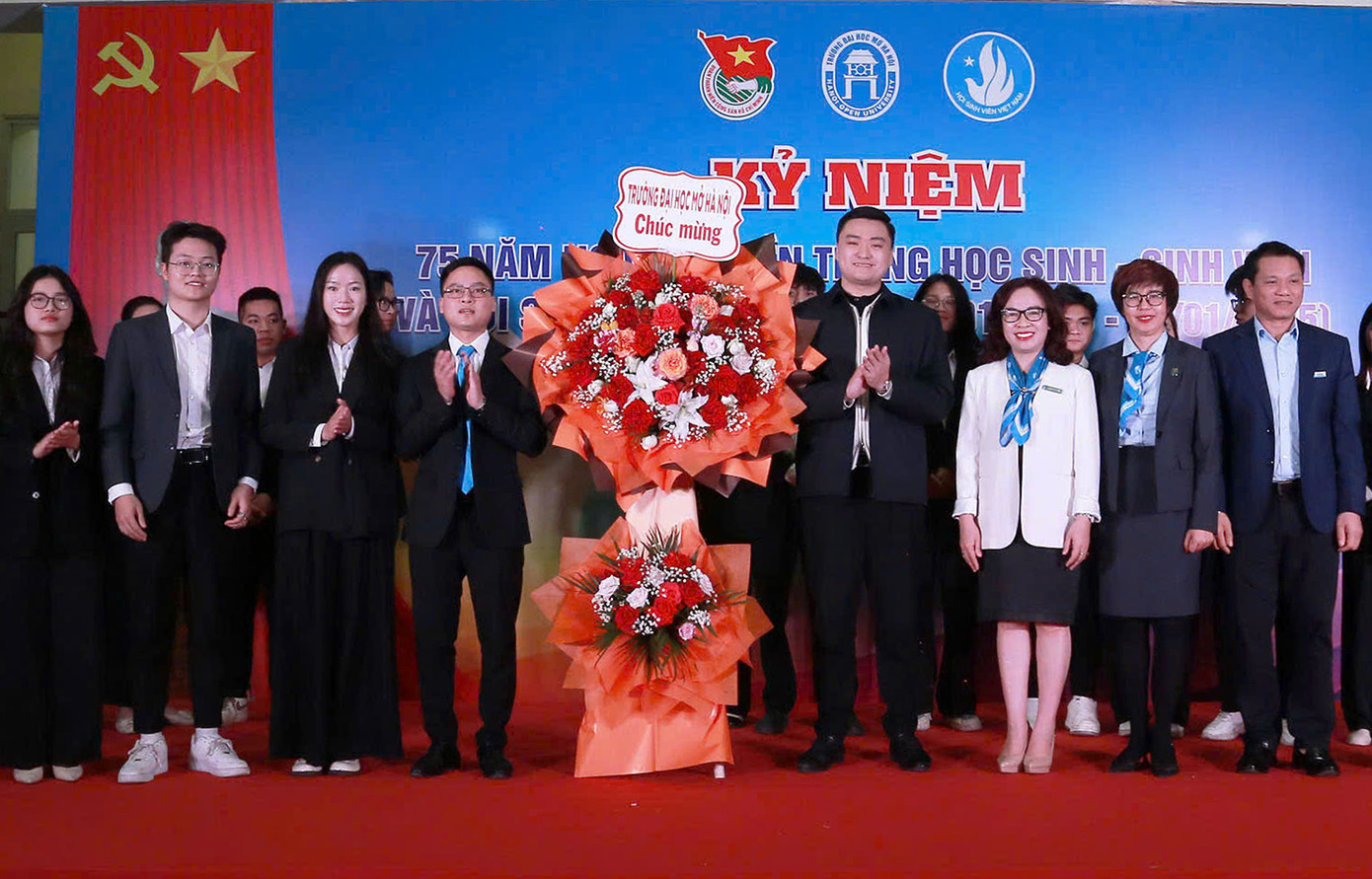 Lãnh đạo Hội Sinh viên TP. Hà Nội và Ban Giám hiệu trường chúc mừng Hội Sinh viên trường ĐH Mở Hà Nội nhân Kỷ niệm 75 năm Ngày truyền thống Học sinh, sinh viên và Hội Sinh viên Việt Nam. Lãnh đạo Hội Sinh viên TP. Hà Nội và Ban Giám hiệu trường chúc mừng Hội Sinh viên trường ĐH Mở Hà Nội nhân Kỷ niệm 75 năm Ngày truyền thống Học sinh, sinh viên và Hội Sinh viên Việt Nam.