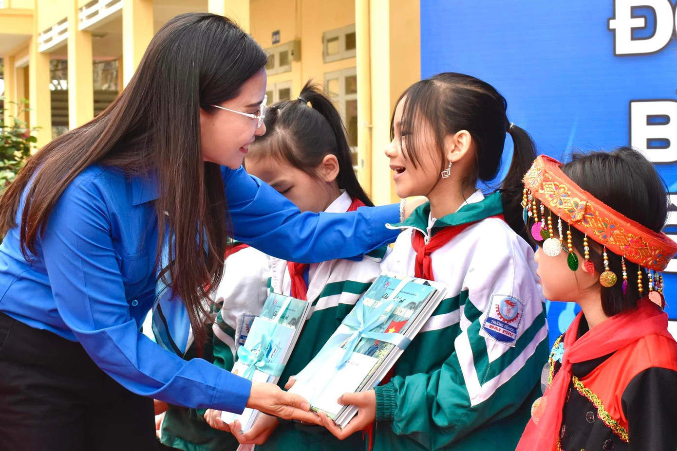 Chị Nguyễn Phạm Duy Trang - Bí thư T.Ư Đoàn, Chủ tịch Hội Đồng đội T.Ư tặng quà cho học sinh tỉnh Tuyên Quang. Chị Nguyễn Phạm Duy Trang - Bí thư T.Ư Đoàn, Chủ tịch Hội Đồng đội T.Ư tặng quà cho học sinh tỉnh Tuyên Quang.
