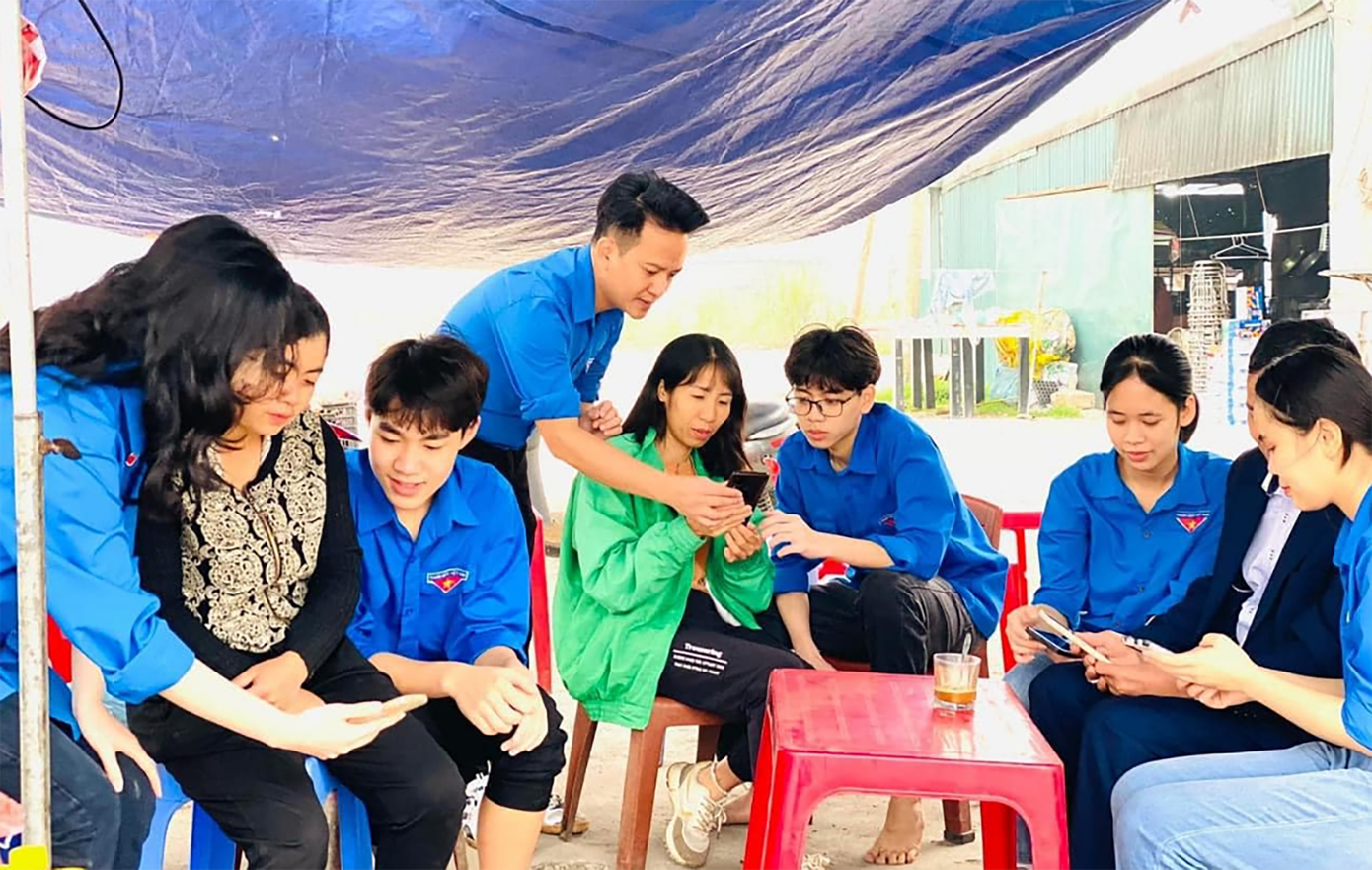 Tuổi trẻ huyện Sơn Dương (Tuyên Quang) tích cực hướng dẫn người dân cài đặt, sử dụng ứng dụng VNeID. Tuổi trẻ huyện Sơn Dương (Tuyên Quang) tích cực hướng dẫn người dân cài đặt, sử dụng ứng dụng VNeID.