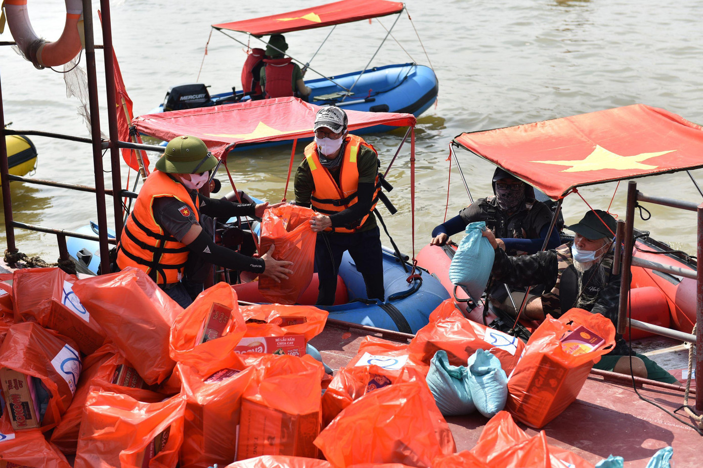 Toàn bộ nhu yêu phẩm cùng quà tặng được ban điều hành CLB xe bán tải địa hình Việt Nam - PVC Club, Đội xuồng hơi phản ứng nhanh PVC cùng sự hỗ trợ vận chuyển. Toàn bộ nhu yêu phẩm cùng quà tặng được ban điều hành CLB xe bán tải địa hình Việt Nam - PVC Club, Đội xuồng hơi phản ứng nhanh PVC cùng sự hỗ trợ vận chuyển.