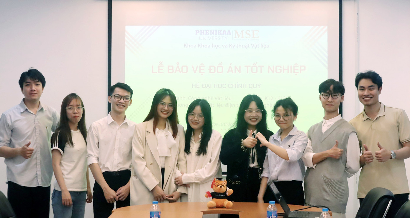 Thủ khoa Vũ Thuỳ Dương tại Lễ bảo vệ đồ án tốt nghiệp.