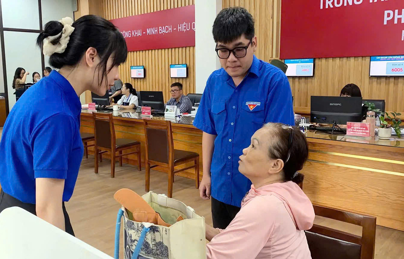 Sinh viên tình nguyện tham gia hỗ trợ người dân trong khu vực hành chính công. Sinh viên tình nguyện tham gia hỗ trợ người dân trong khu vực hành chính công.