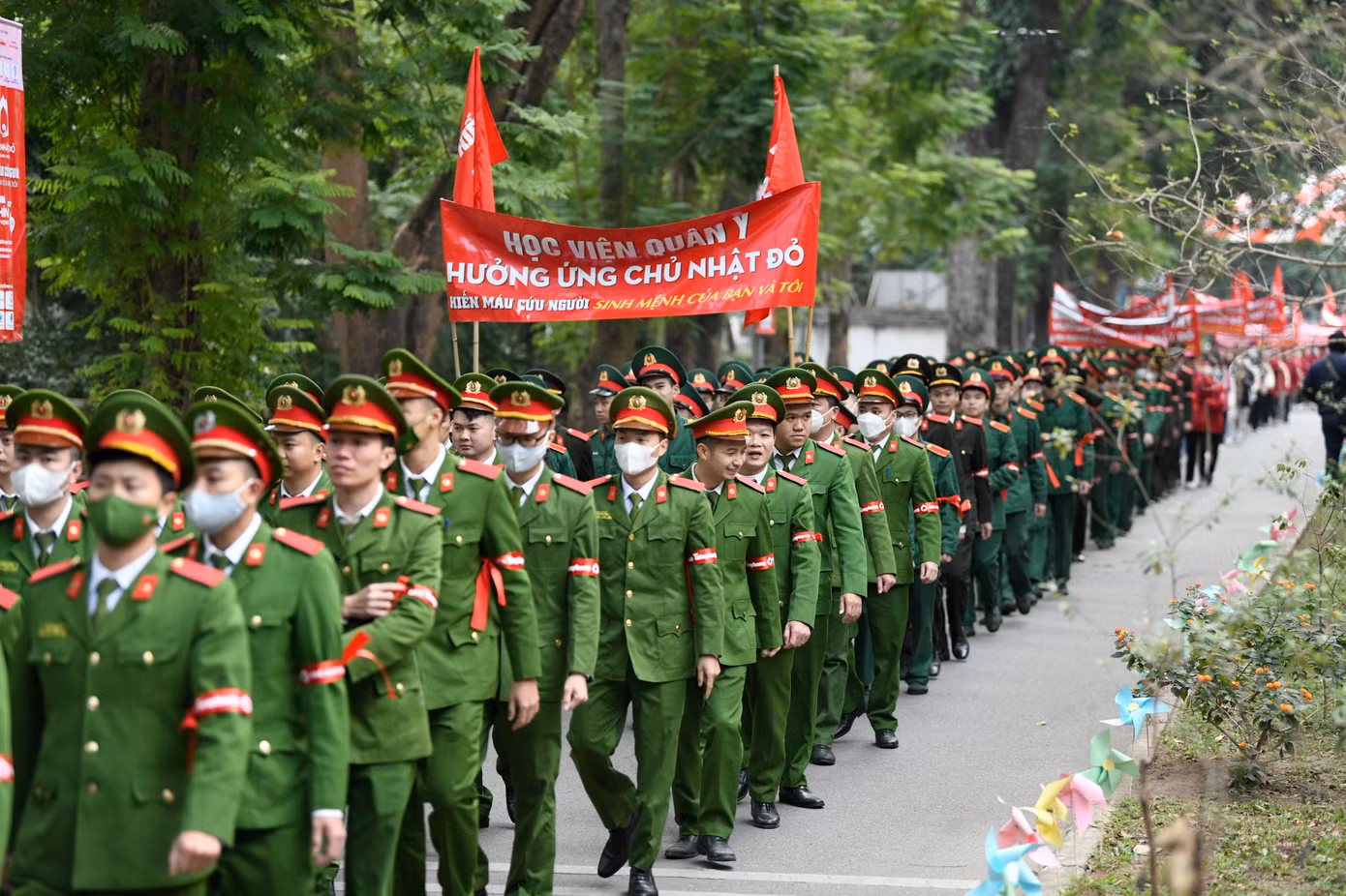 Sinh viên ĐH Bách khoa Hà Nội, Học viện Quân y tham gia hưởng ứng chương trình.