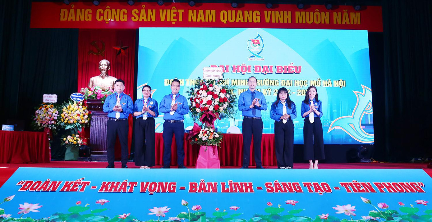 Lãnh đạo Thành Đoàn Hà Nội tặng hoa chúc mừng Đại hội đại biểu Đoàn thanh niên trường ĐH Mở Hà Nội. Lãnh đạo Thành Đoàn Hà Nội tặng hoa chúc mừng Đại hội đại biểu Đoàn thanh niên trường ĐH Mở Hà Nội.