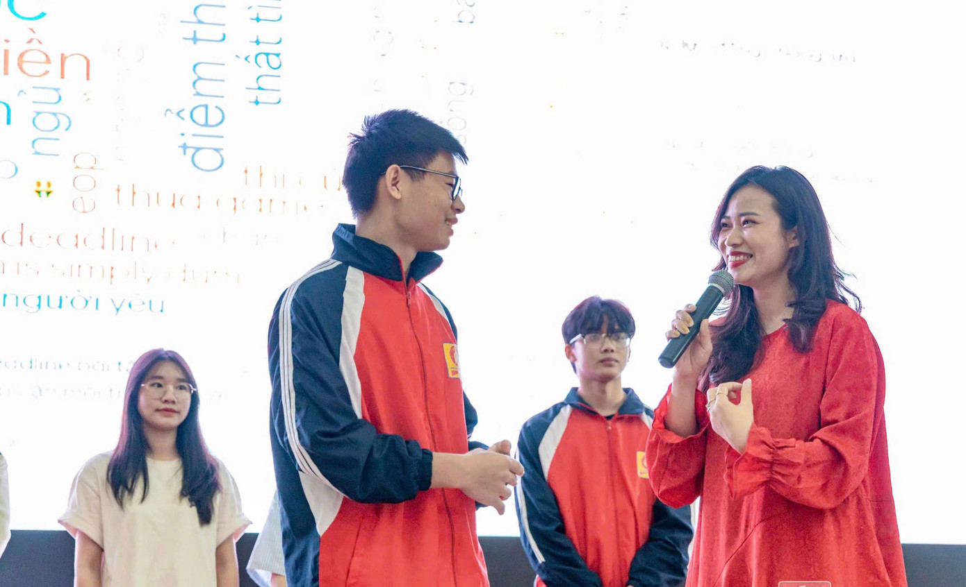 TS Nguyễn Thị Trang trao đổi với sinh viên. Ảnh: NVCC