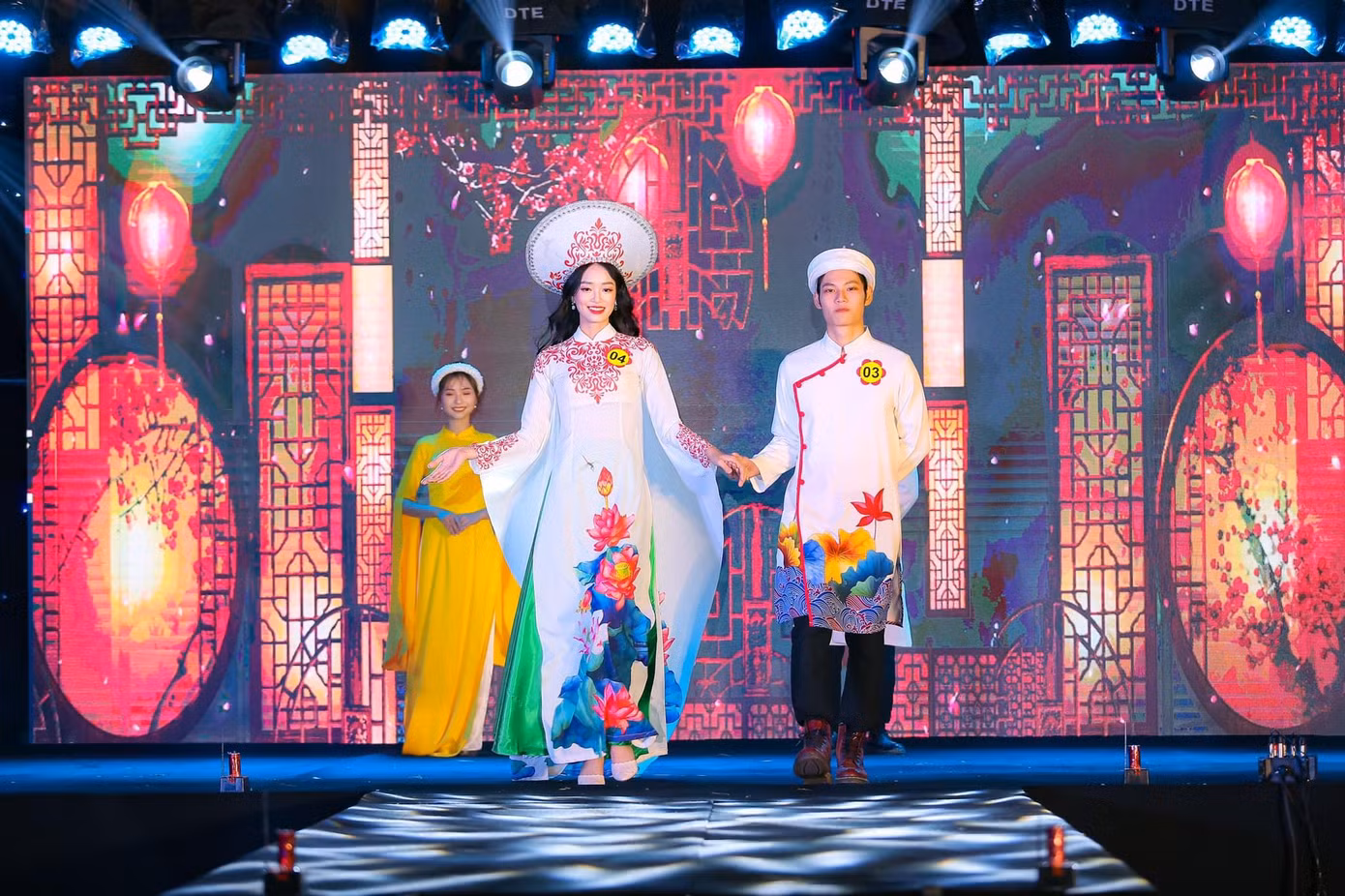 Khánh Linh trong phần thi áo dài truyền thống tại Cuộc thi 'King and Queen' do Liên Chi đoàn – Liên Chi hội Sinh viên khoa Kế toán và Quản trị Kinh doanh, Học viện Nông nghiệp Việt Nam tổ chức.