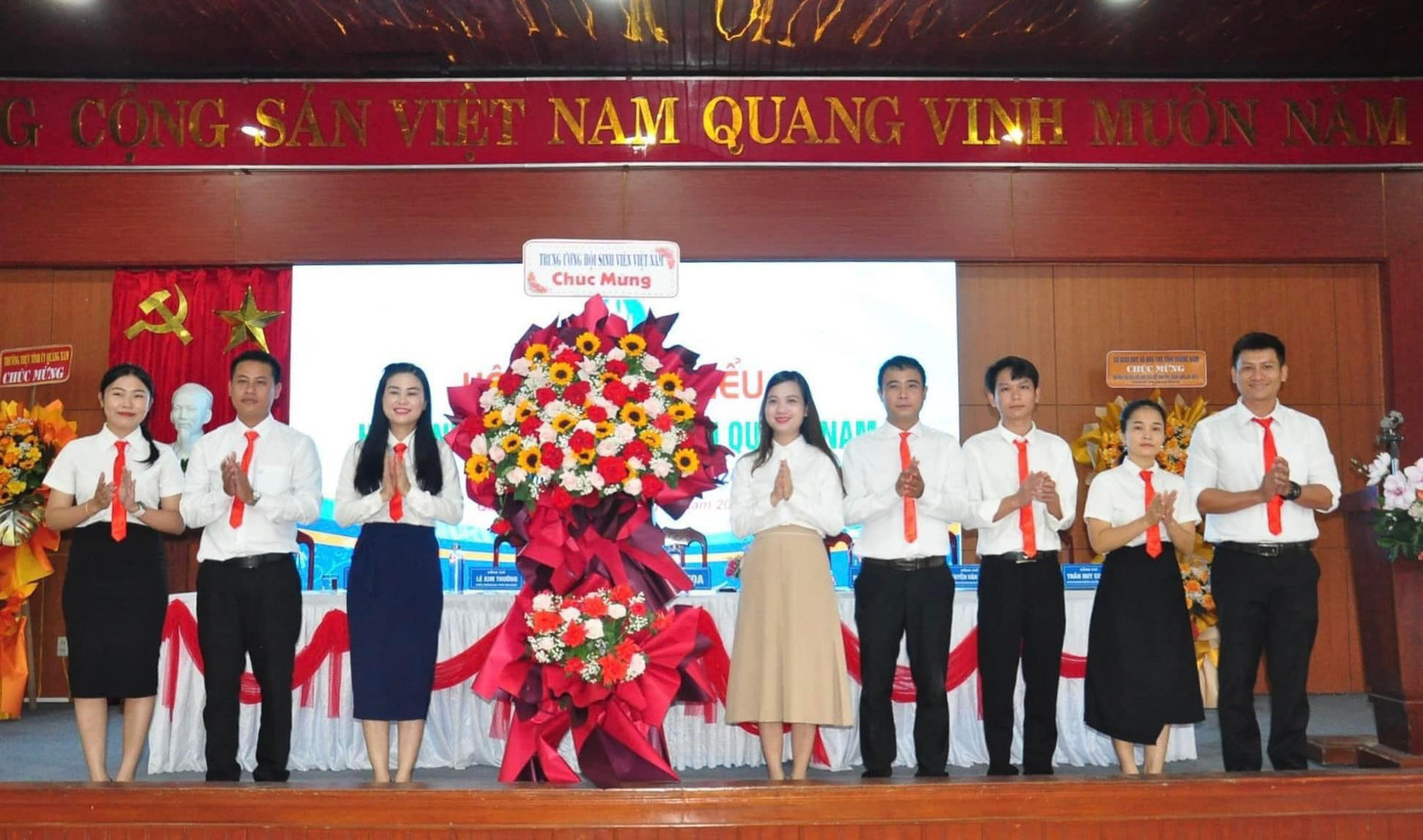 Đại diện T.Ư Hội Sinh viên Việt Nam tặng hoa chúc mừng.