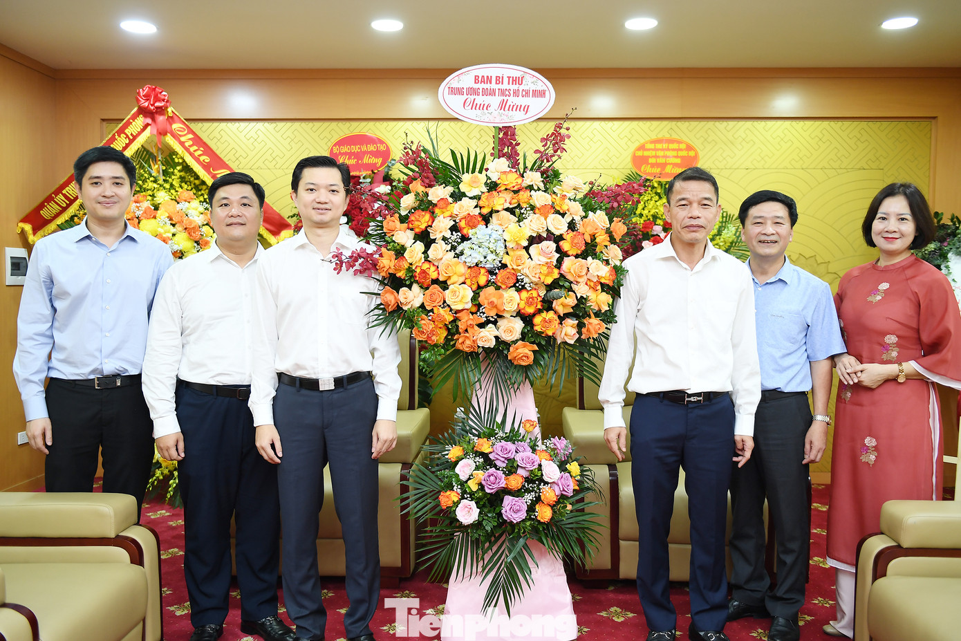 Bí thư T.Ư Đoàn, Chủ tịch T.Ư Hội Sinh viên Việt Nam Nguyễn Minh Triết thay mặt Ban Bí thư T.Ư Đoàn tặng lẵng hoa chúc mừng Ban Tuyên giáo T.Ư Đảng. Bí thư T.Ư Đoàn, Chủ tịch T.Ư Hội Sinh viên Việt Nam Nguyễn Minh Triết thay mặt Ban Bí thư T.Ư Đoàn tặng lẵng hoa chúc mừng Ban Tuyên giáo T.Ư Đảng.