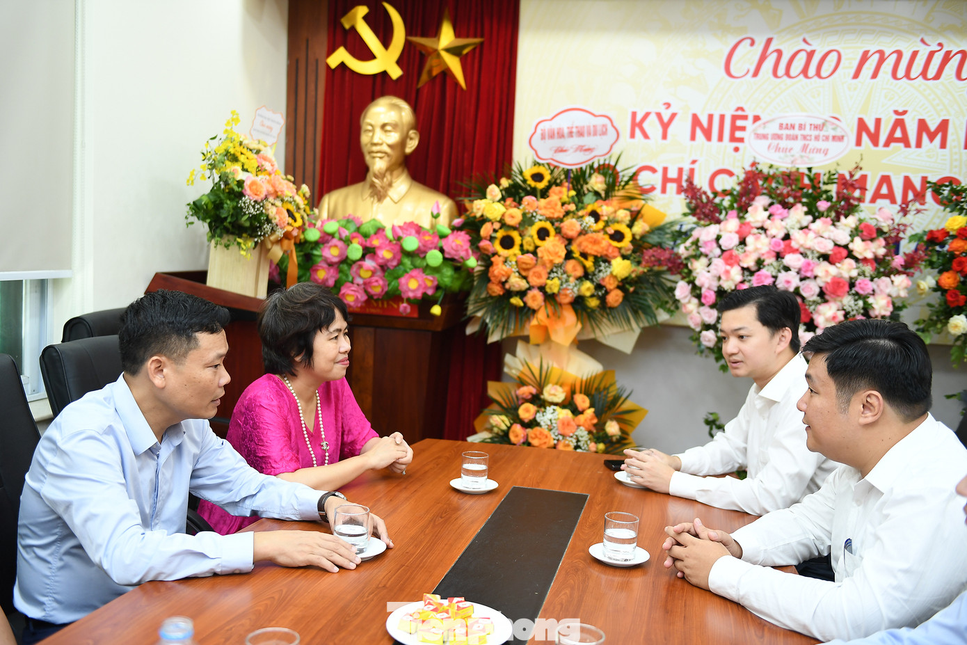 Ban Bí thư T.Ư Đoàn gặp và chúc mừng lãnh đạo các cơ quan báo chí. Ban Bí thư T.Ư Đoàn gặp và chúc mừng lãnh đạo các cơ quan báo chí.