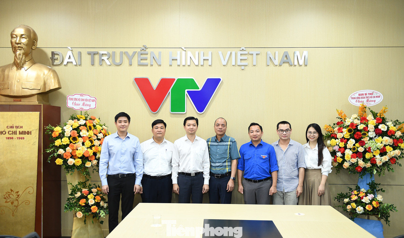 Bí thư T.Ư Đoàn, Chủ tịch T.Ư Hội Sinh viên Việt Nam tặng hoa chúc mừng Cục Báo chí (Bộ TT - TT) và Đài Truyền hình Việt Nam. Bí thư T.Ư Đoàn, Chủ tịch T.Ư Hội Sinh viên Việt Nam tặng hoa chúc mừng Cục Báo chí (Bộ TT - TT) và Đài Truyền hình Việt Nam.