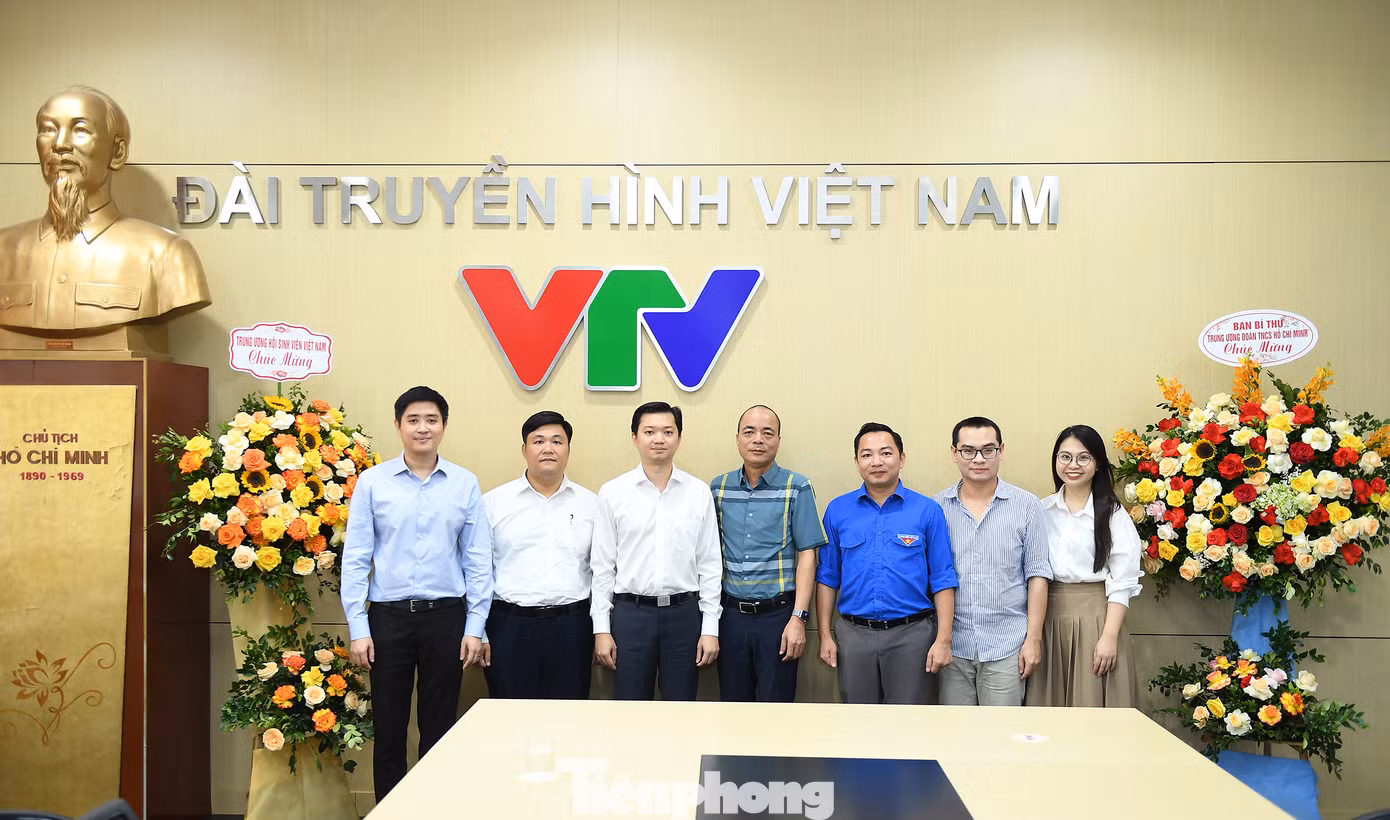 Bí thư T.Ư Đoàn, Chủ tịch T.Ư Hội Sinh viên Việt Nam tặng hoa chúc mừng Cục Báo chí (Bộ TT - TT) và Đài Truyền hình Việt Nam.