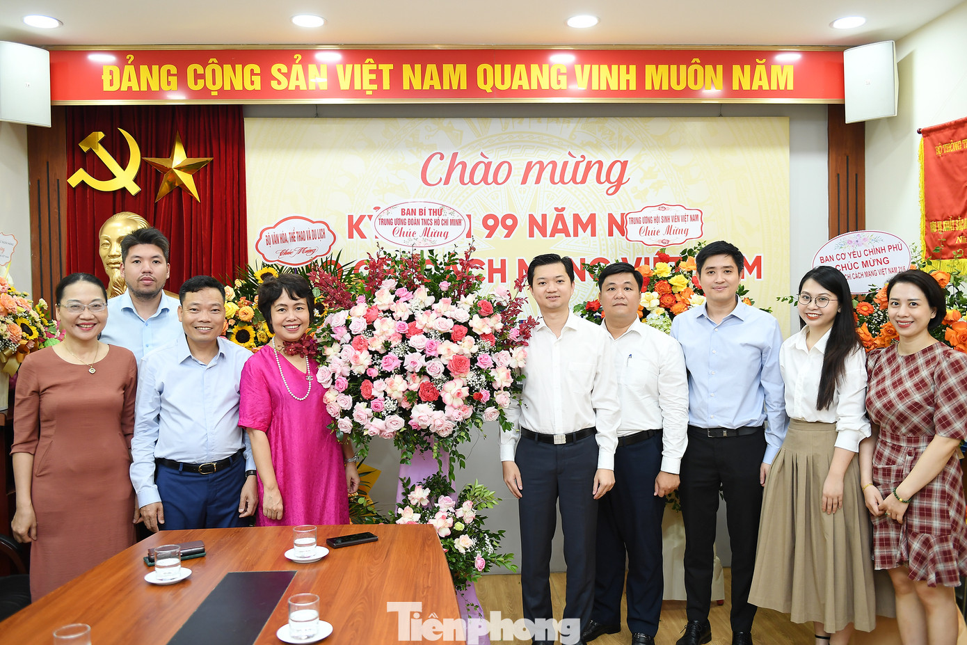 Bí thư T.Ư Đoàn, Chủ tịch T.Ư Hội Sinh viên Việt Nam tặng hoa chúc mừng Cục Báo chí (Bộ TT - TT) và Đài Truyền hình Việt Nam. Bí thư T.Ư Đoàn, Chủ tịch T.Ư Hội Sinh viên Việt Nam tặng hoa chúc mừng Cục Báo chí (Bộ TT - TT) và Đài Truyền hình Việt Nam.