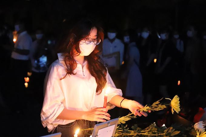 Bạn bè mang hoa cúc, nến tiễn biệt Nhã trong lễ tưởng niệm ngày 4/5.