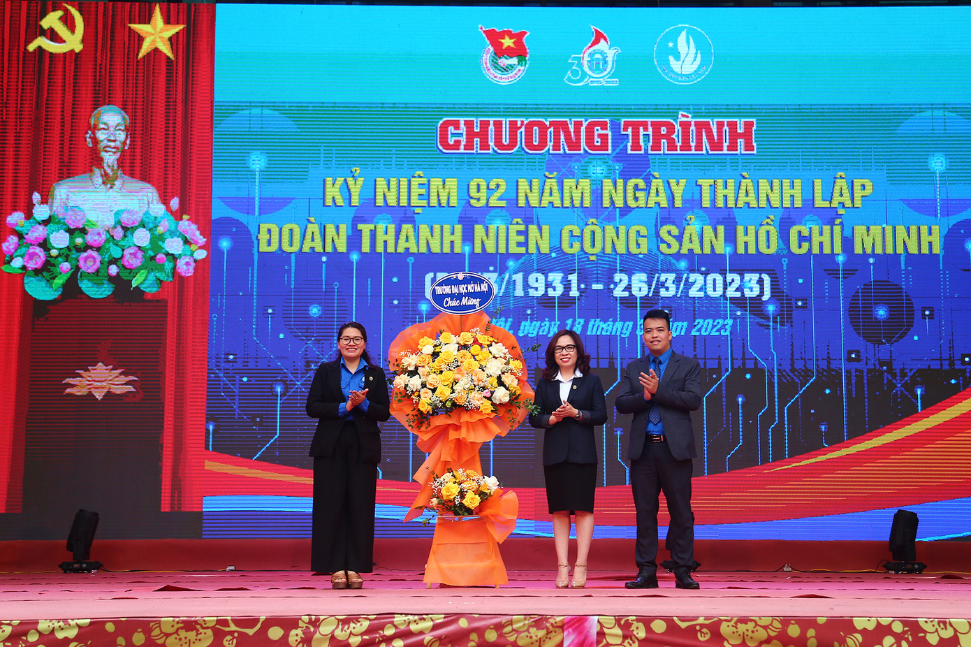 PGS. TS Nguyễn Thị Nhung - Hiệu trưởng trường ĐH Mở Hà Nội tặng hoa chúc mừng Đoàn trường.