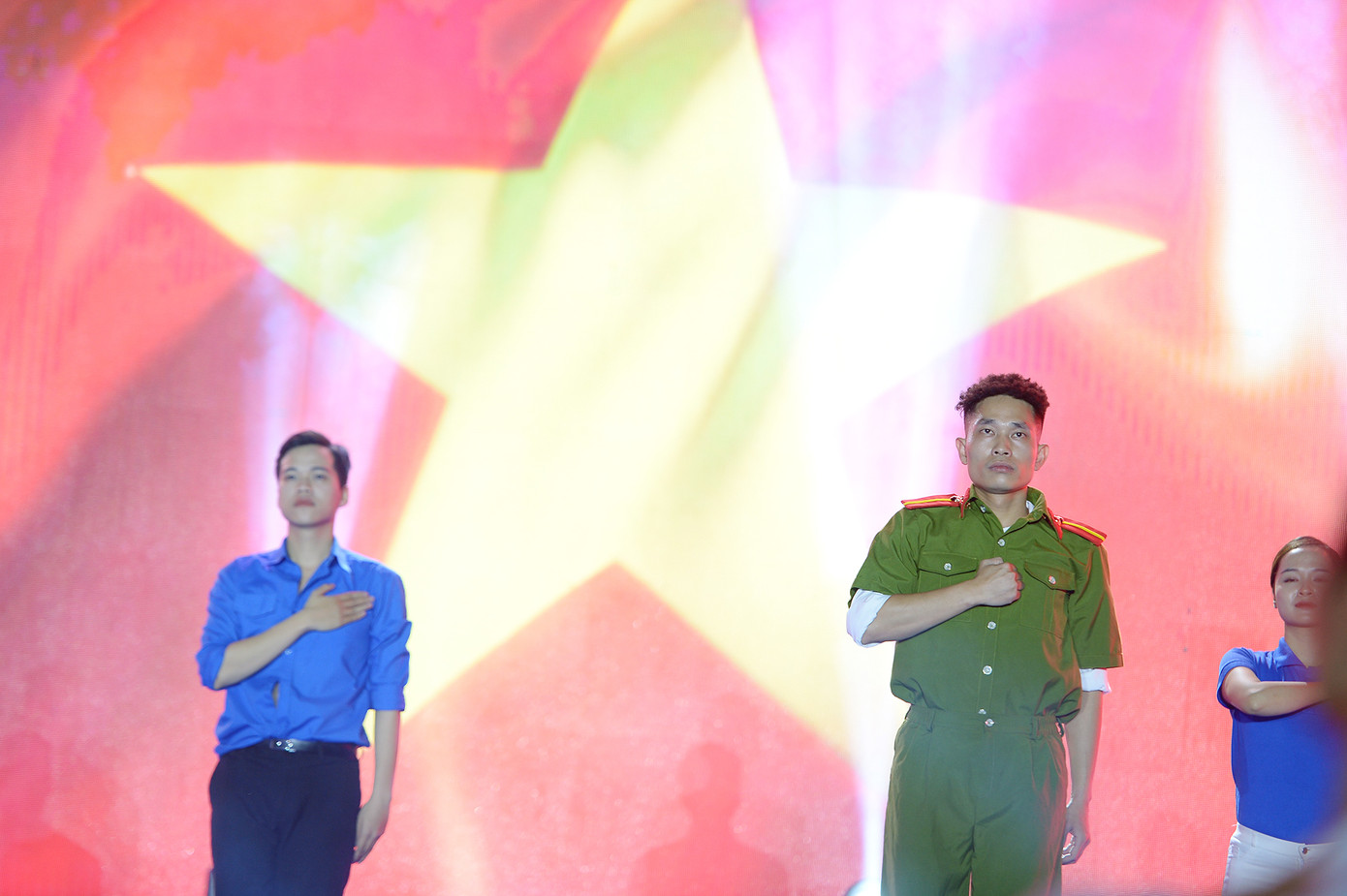 Nhiều lớp thanh niên đã anh dũng hy sinh.