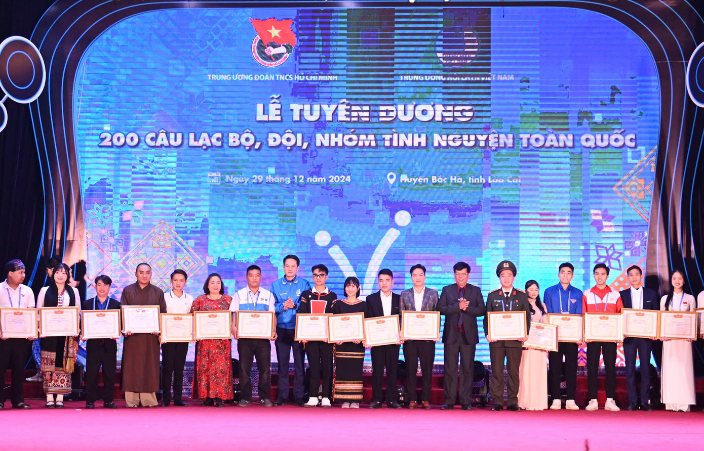 Ban Tổ chức vinh danh 200 câu lạc bộ, đội, nhóm tình nguyện toàn quốc. Ban Tổ chức vinh danh 200 câu lạc bộ, đội, nhóm tình nguyện toàn quốc.