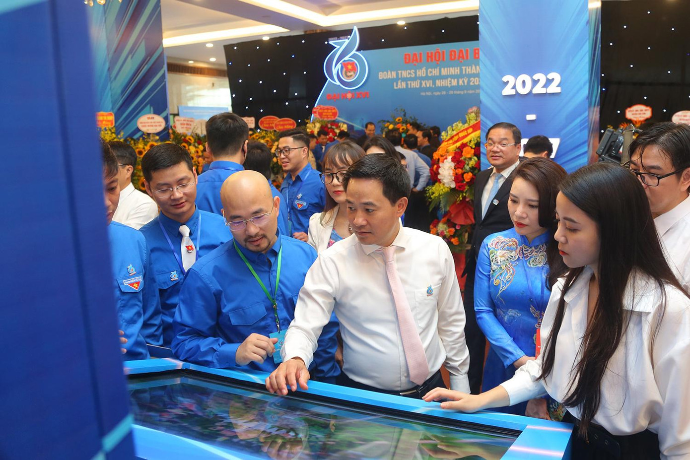 Khách mời cùng đoàn viên thanh niên tham quan triển lãm.