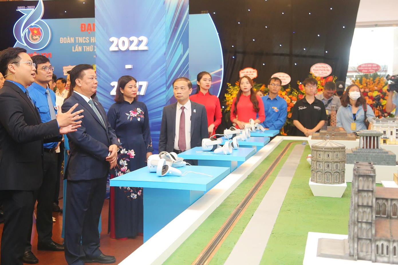 Các đại biểu thăm quan không gian triển lãm tại Đại hội.