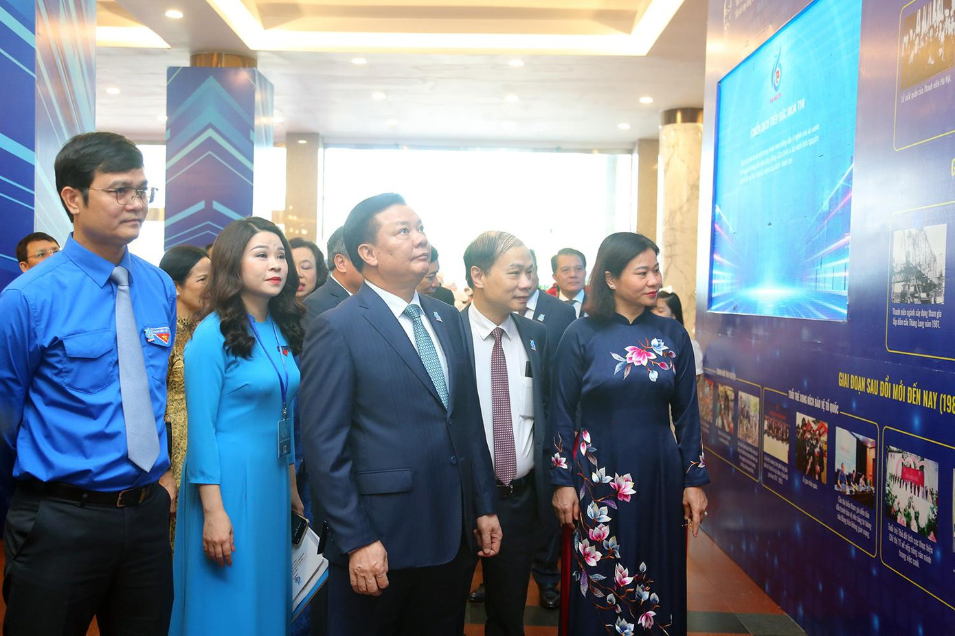 Các đồng chí: Ủy viên Bộ Chính trị, Bí thư Thành ủy Hà Nội Đinh Tiến Dũng; Ủy viên T.Ư Đảng, Phó Bí thư thường trực Thành ủy Hà Nội Nguyễn Thị Tuyến; Bùi Quang Huy - Ủy viên dự khuyết T.Ư Đảng, Bí thư thứ nhất T.Ư Đoàn, cùng các đại biểu tham quan triển lãm.