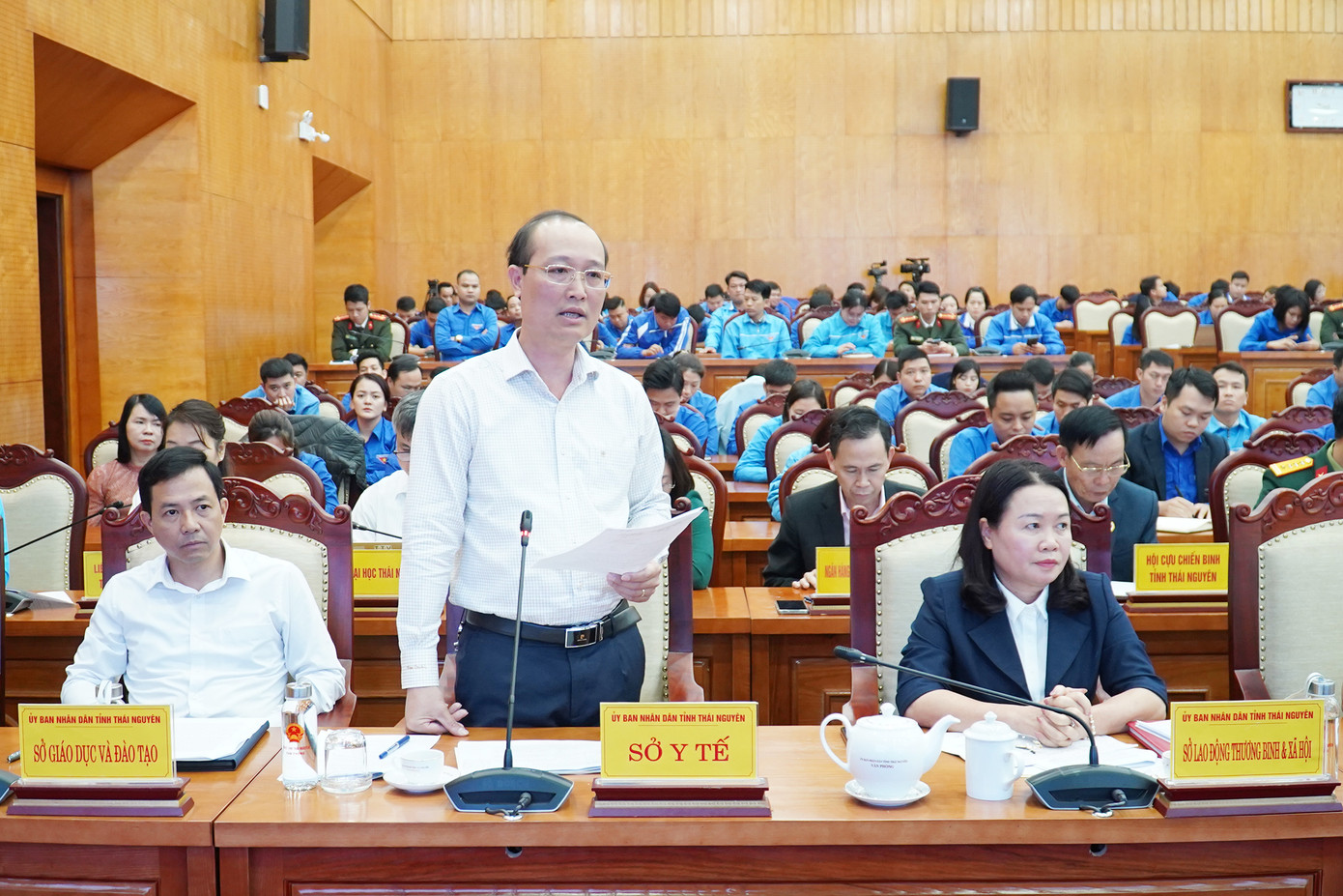 Lãnh đạo các sở, ngành trả lời các vấn đề được đặt ra trong Hội nghị. Lãnh đạo các sở, ngành trả lời các vấn đề được đặt ra trong Hội nghị.