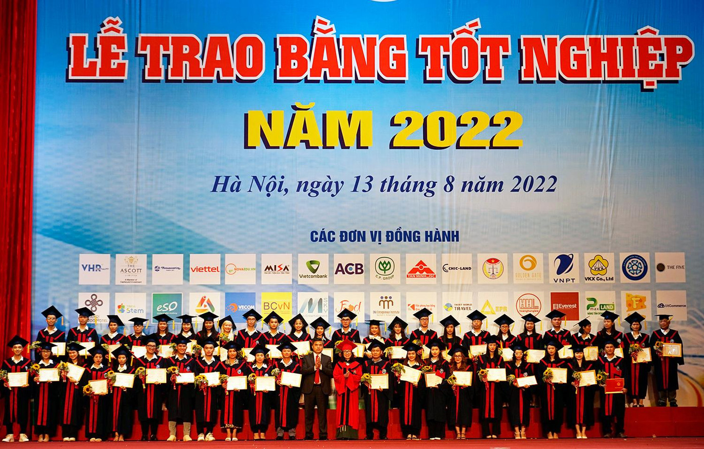 Những sinh viên xuất sắc trường ĐH Mở Hà Nội nhận bằng tốt nghiệp từ lãnh đạo nhà trường.