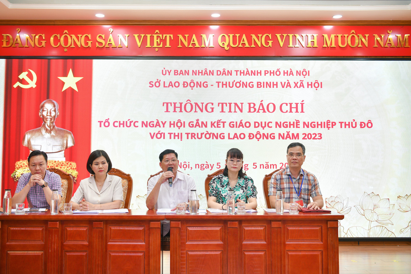 Ban Tổ chức thông tin tới báo chí về Ngày hội gắn kết giáo dục nghề nghiệp Thủ đô với thị trường lao động năm 2023. Ban Tổ chức thông tin tới báo chí về Ngày hội gắn kết giáo dục nghề nghiệp Thủ đô với thị trường lao động năm 2023.