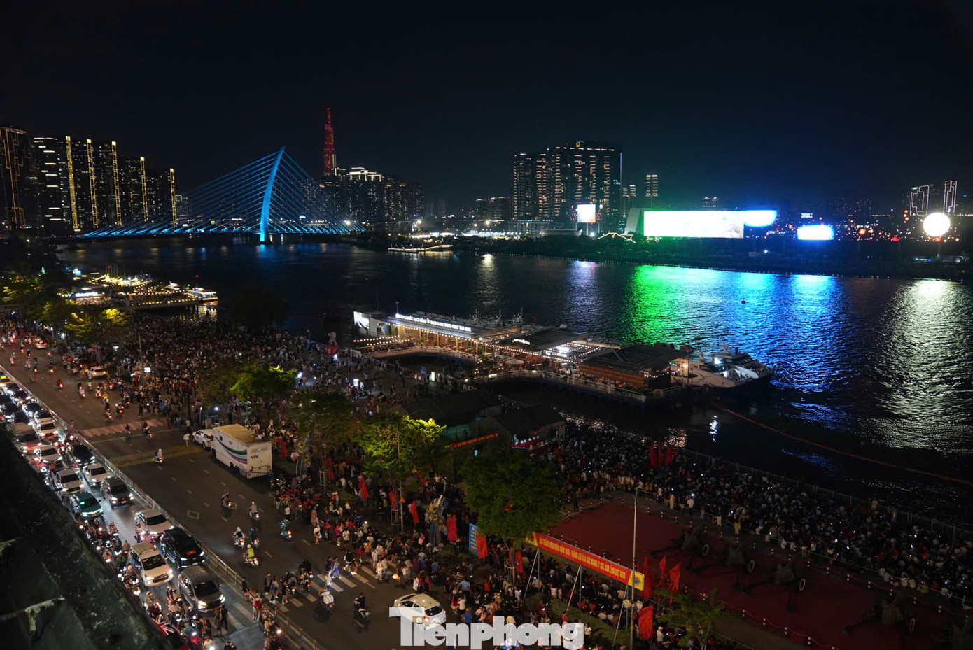 Hàng nghìn người dân có mặt từ sớm để chờ đón màn trình diễn drone.