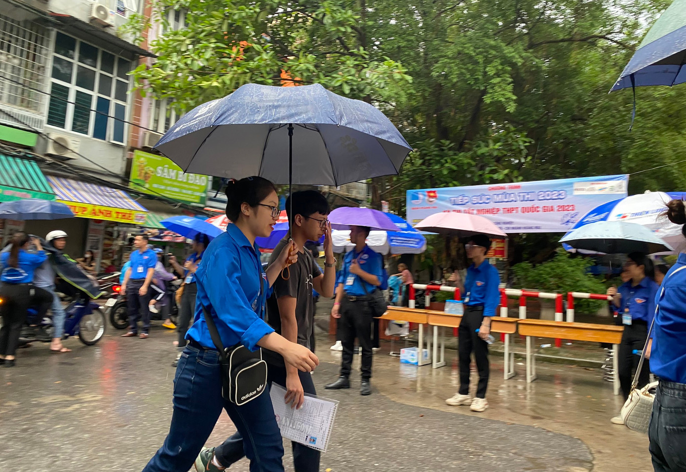 Hỗ trợ thí sinh lúc trời mưa. Hỗ trợ thí sinh lúc trời mưa.