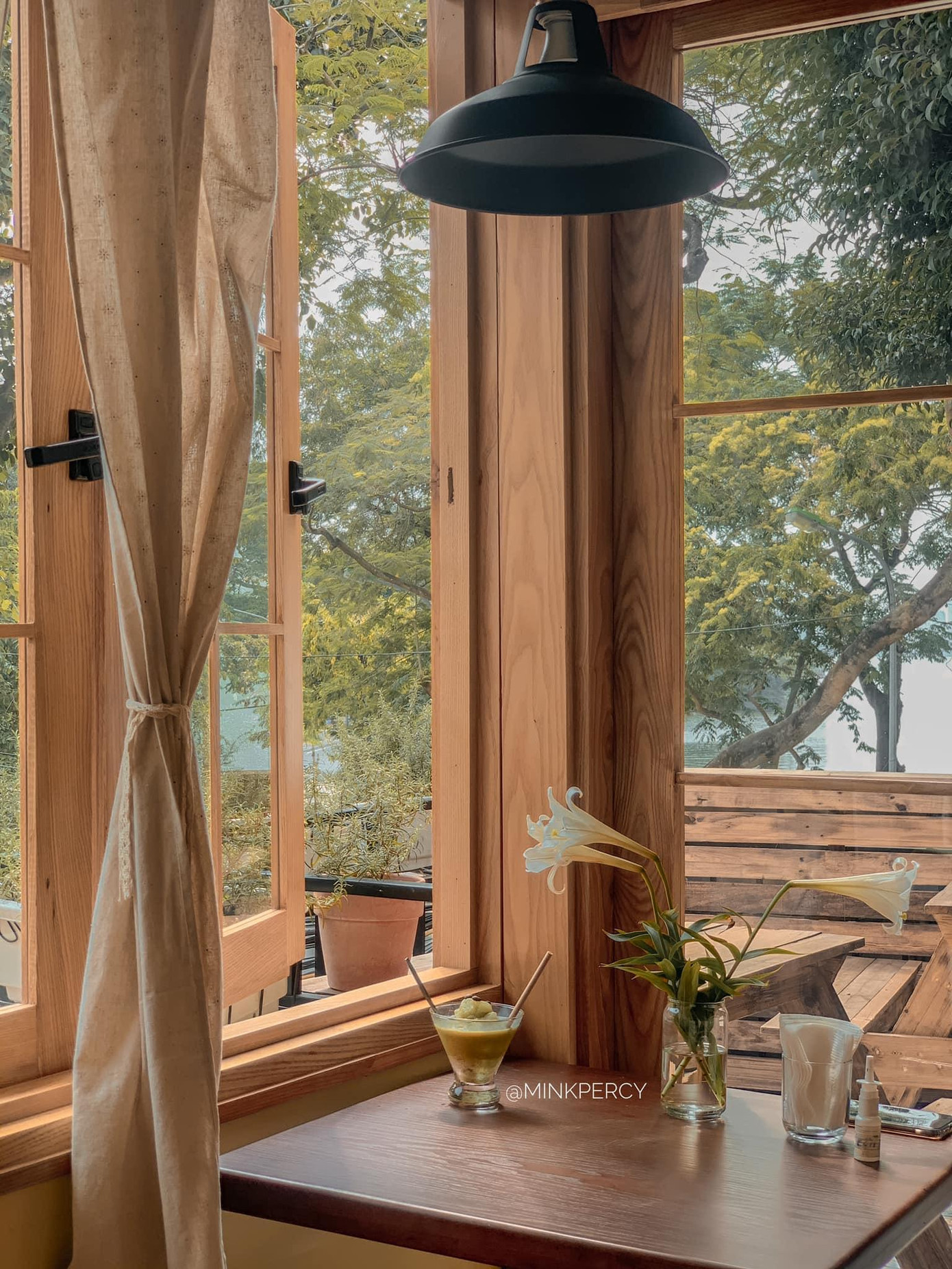 Những quán cà phê siêu lãng mạn quanh Hồ Tây. Những quán cà phê siêu lãng mạn quanh Hồ Tây.