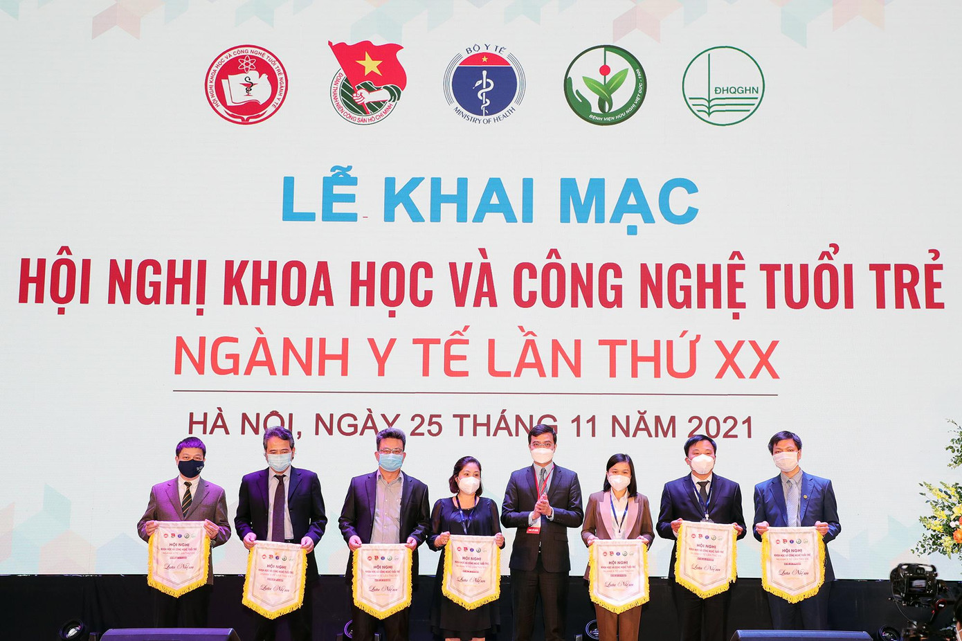 Bí thư thường trực T.Ư Đoàn Bùi Quang Huy trao cờ lưu niệm cho đại diện các đơn vị tham gia Hội nghị. Bí thư thường trực T.Ư Đoàn Bùi Quang Huy trao cờ lưu niệm cho đại diện các đơn vị tham gia Hội nghị.