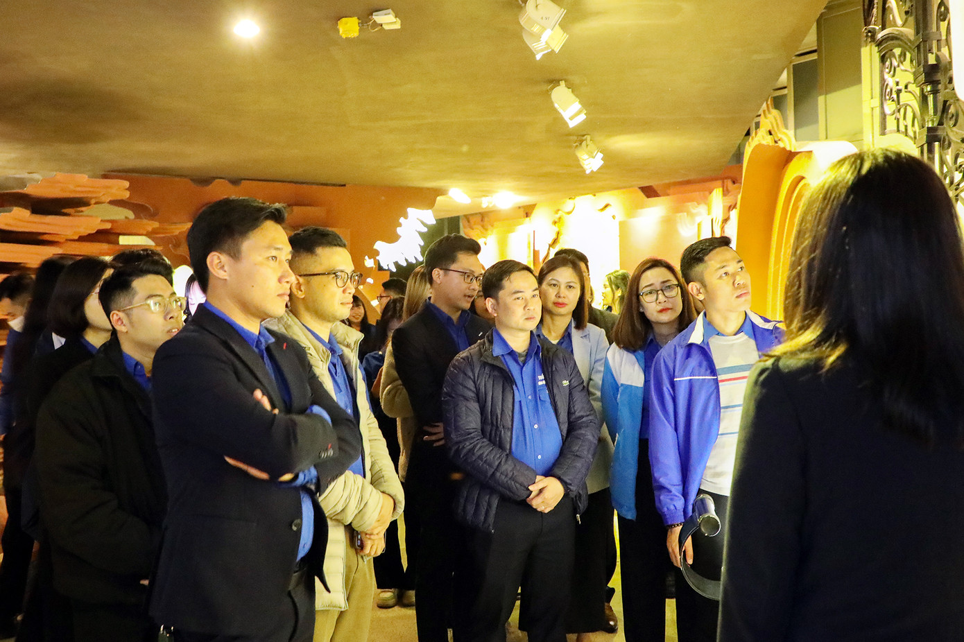 Đoàn ĐHQG Hà Nội tham quan, tìm hiểu về các hiện vật lịch sử tại Bảo tàng Hồ Chí Minh.