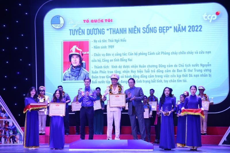 Đại úy Thái Ngô Hiếu nhận giải thưởng "Thanh niên sống đẹp" năm 2022 của T.Ư Hội LHTN Việt Nam. Đại úy Thái Ngô Hiếu nhận giải thưởng "Thanh niên sống đẹp" năm 2022 của T.Ư Hội LHTN Việt Nam.