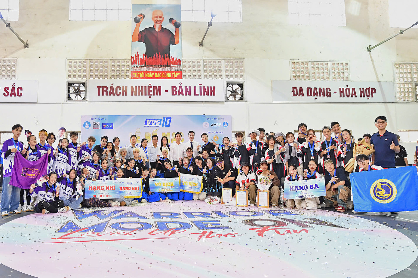 Lễ bế mạc giải đấu đã diễn ra trong sự cổ vũ nồng nhiệt của hàng trăm sinh viên đến từ các trường đại học, cùng sự góp mặt của các đại biểu và khách mời quan trọng. Đây là sự kiện mang ý nghĩa lớn trong việc thúc đẩy phong trào thể thao sinh viên, tạo động lực cho các bạn trẻ tham gia hoạt động thể thao, rèn luyện sức khỏe và phát triển toàn diện. Ảnh: PHAN LINH