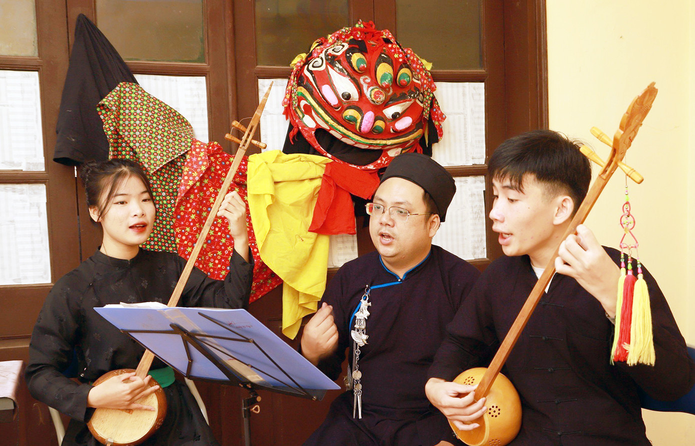 Một buổi lên lớp giảng dạy môn đàn hát then của nhà giáo Nguyễn Văn Bách. Một buổi lên lớp giảng dạy môn đàn hát then của nhà giáo Nguyễn Văn Bách.