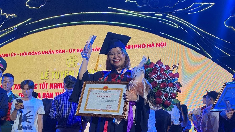 Lê Thị Thùy Linh (24 tuổi), cựu sinh viên ngành Công nghệ Sinh học (Chất lượng cao) từng tốt nghiệp thủ khoa Học viện Nông nghiệp Việt Nam.