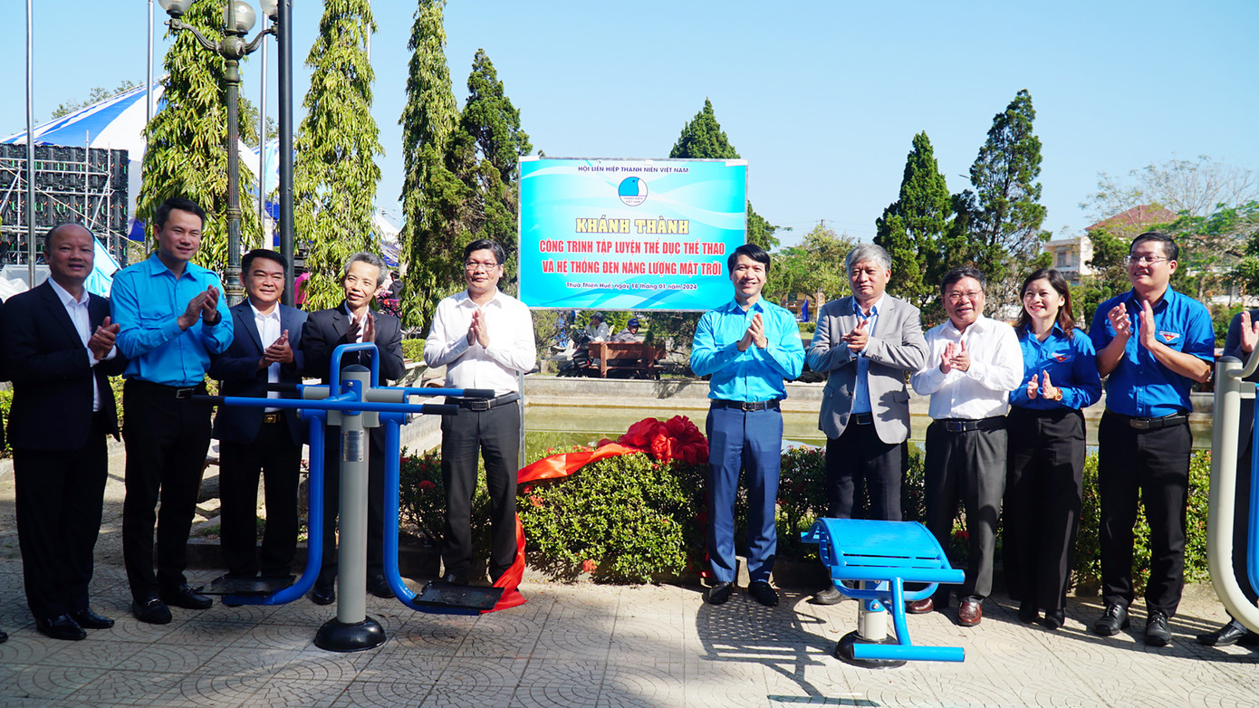 Các đại biểu khánh thành công trình thanh niên tại chương trình.