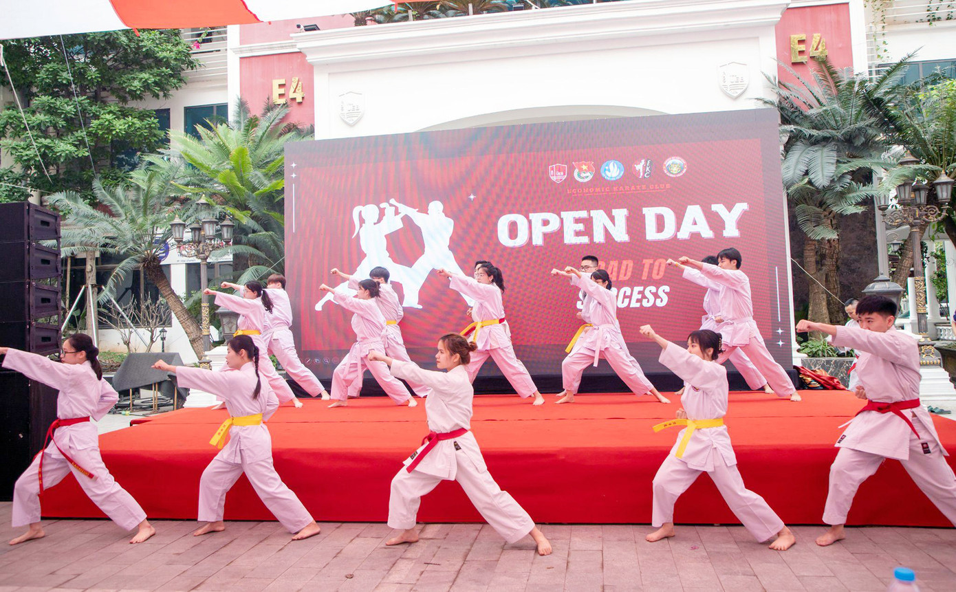 Các tiết mục văn nghệ sôi động làm không khí chương trình càng trở nên bùng nổ, hấp dẫn.