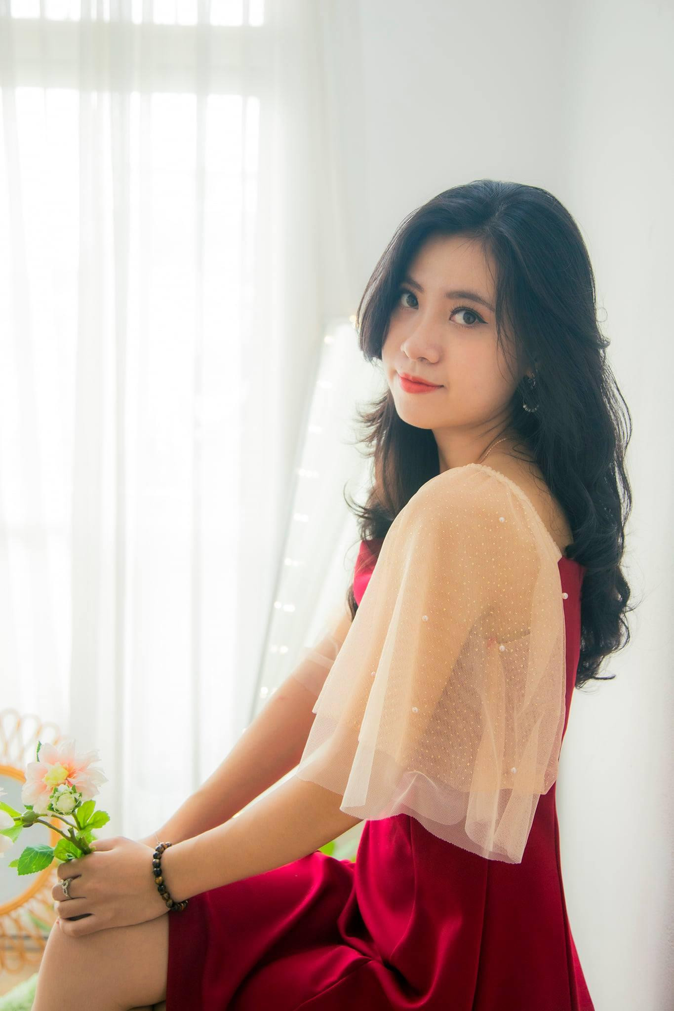 Nữ sinh Học viện Hàng không sở hữu ánh mắt sâu thẳm đầy mê hoặc, khiến bao trái tim thổn thức.