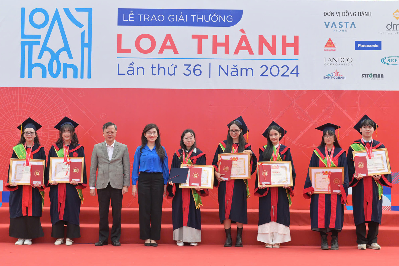 Chị Hồ Hồng Nguyên - Phó Chủ tịch thường trực T.Ư Hội Sinh viên Việt Nam trao giải thưởng Loa Thành 2024 cho các tác giả. Chị Hồ Hồng Nguyên - Phó Chủ tịch thường trực T.Ư Hội Sinh viên Việt Nam trao giải thưởng Loa Thành 2024 cho các tác giả.